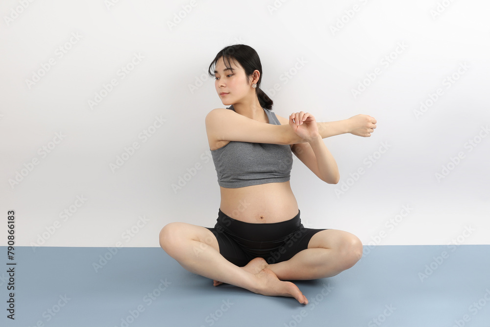 Fototapeta premium マタニティヨガ ストレッチ 座る スポーツ 20代女性