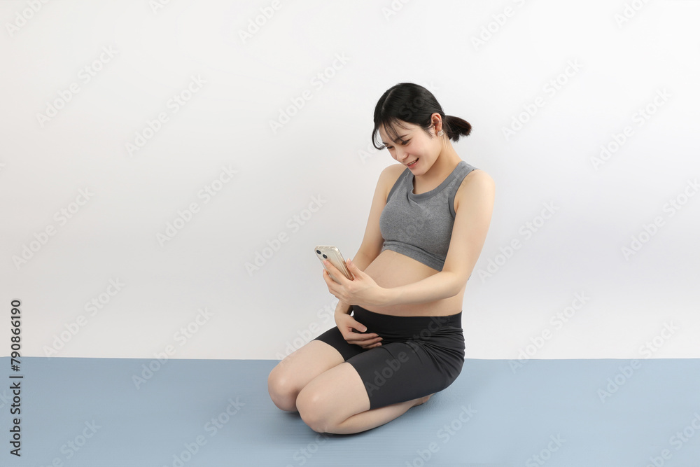 Fototapeta premium マタニティヨガ ストレッチ 座る スポーツ 20代女性