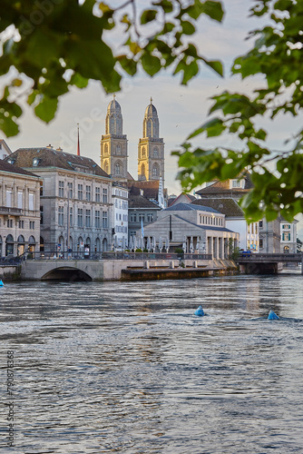 Züricher Innenstadt mit Fluss Limmat Blick auf das Grossmünster mit Bäumen