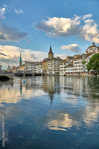 Innenstadt Zürich Kreis 1 mit Limmat Fluss und Kirche