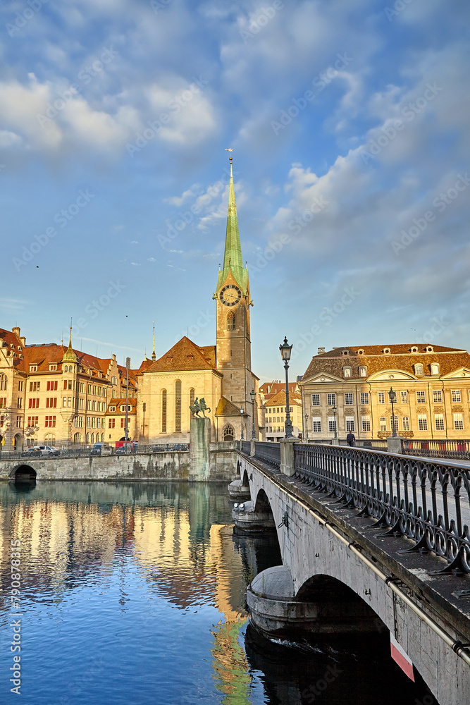 Fototapeta premium Brücke Zürich Fraumünster Schweiz Innenstadt