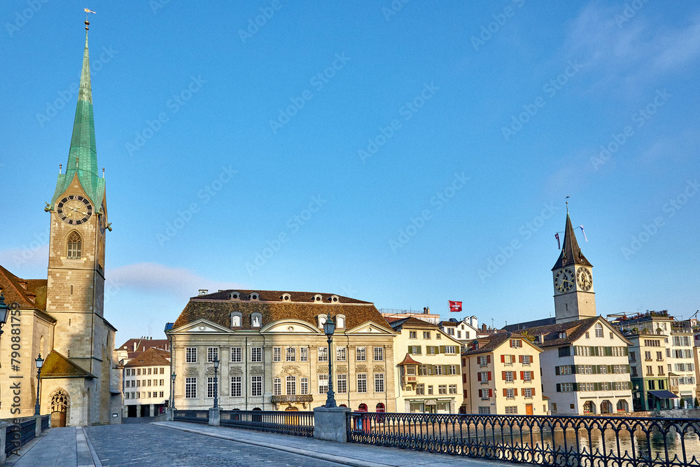 Fraumünster Brücke Innenstadt Zürich Schweiz mit Flagge