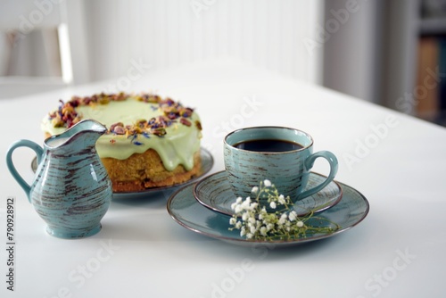 Ciasto, sernik, tort z kawą na stole w kuchni
