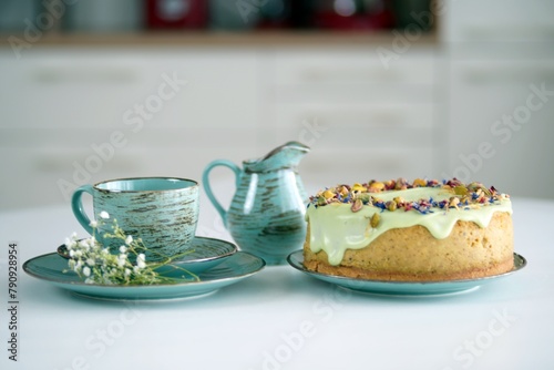 Ciasto, sernik, tort z kawą na stole w kuchni