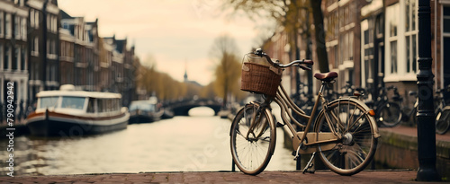 Traditionele Nederlandse Fietsdagen: Een klassieke Nederlandse fiets tegen de achtergrond van de grachtenpanden van Amsterdam. in Retro Culture Foto Stock Concept photo