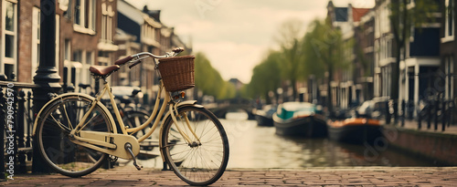 Dutch Fietsdagen: Een klassieke Nederlandse fiets tegen de achtergrond van de grachtenpanden in Amsterdam. Retro fotoconcept in de Nederlandse cultuur. photo