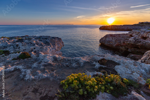 Krajobraz morski, piękny zachód słońca i klify, wyspa Minorka (Menorca), Hiszpania  © anettastar
