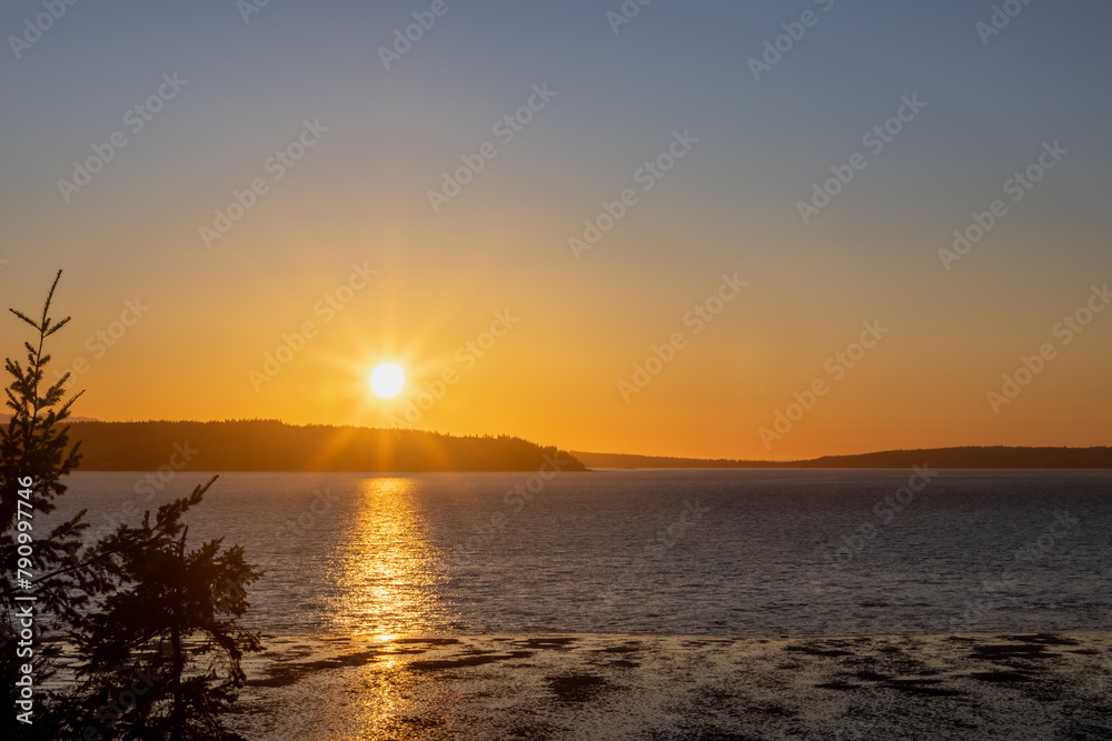 Obraz premium Sunset from Mabana Beach on Camano Island Washington