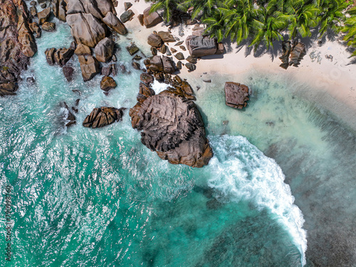Vue drone plage la Digue aux Seychelles