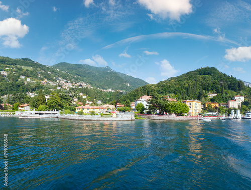 Obraz na płótnie Town on Lake Como coast (Italy). Summer view from ship board w salonie