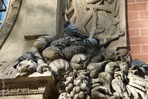 Pigeons qui se reposent dans une sculpture sur une façade photo