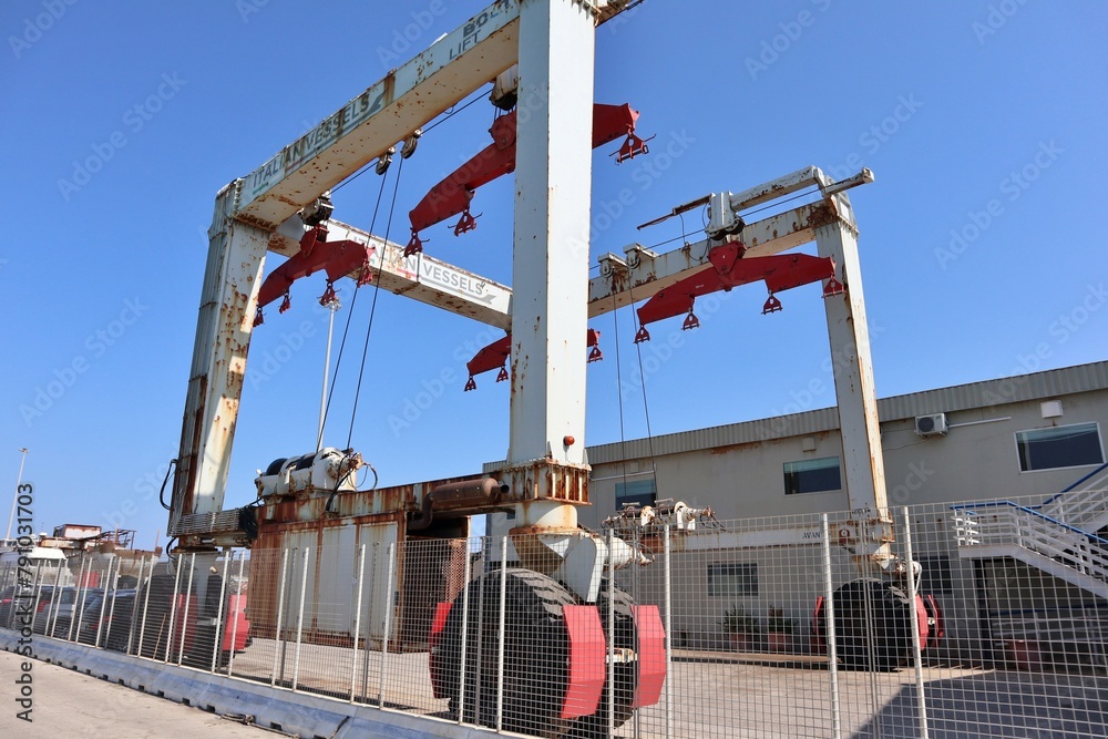 Termoli - Gru su ruote sul molo dei cantieri navali