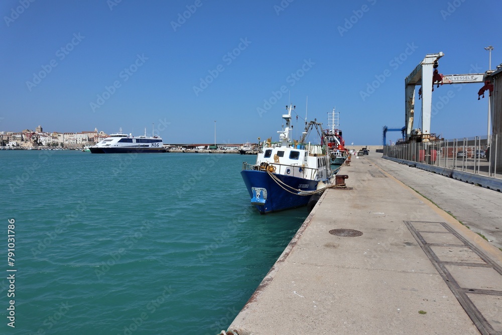 Termoli - Scorcio dal molo dei cantieri navali