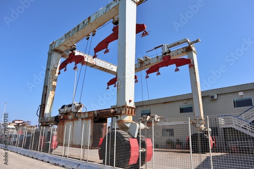 Obraz na płótnie Termoli - Gru su ruote sul molo dei cantieri navali w salonie