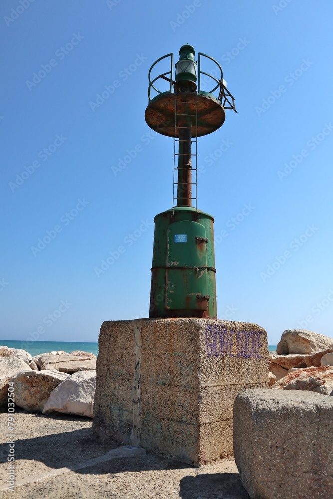 Termoli - Il faro alla fine della Passeggiata del Porto
