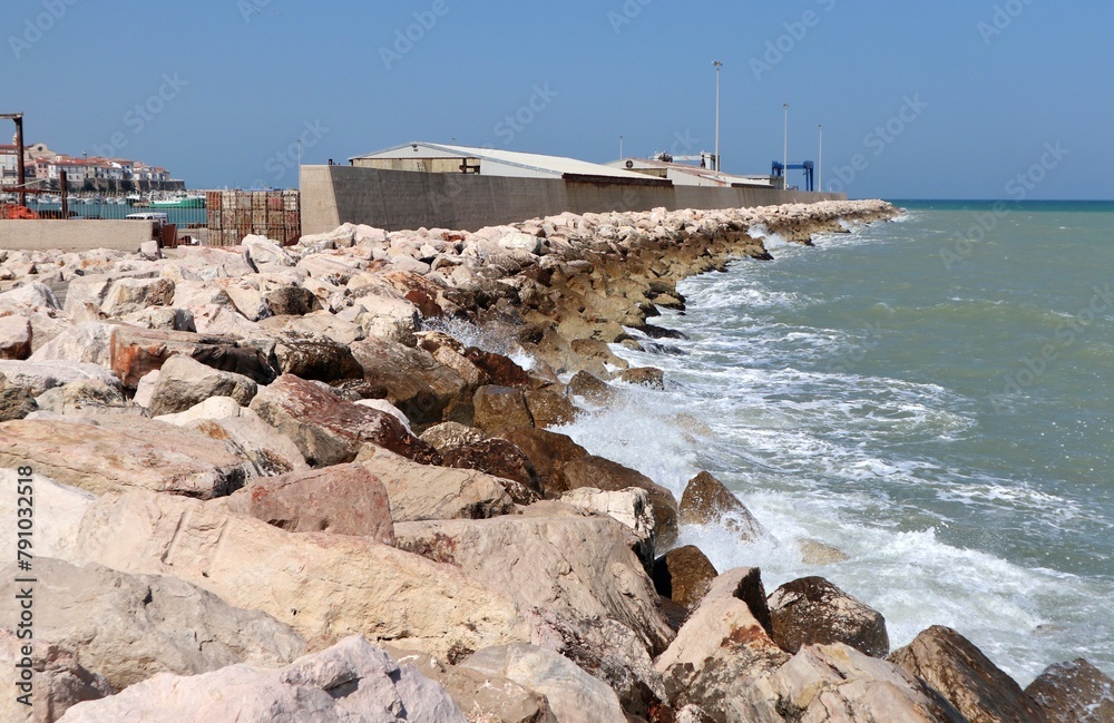 Termoli - Scogliera del molo sopraflutto dal faro