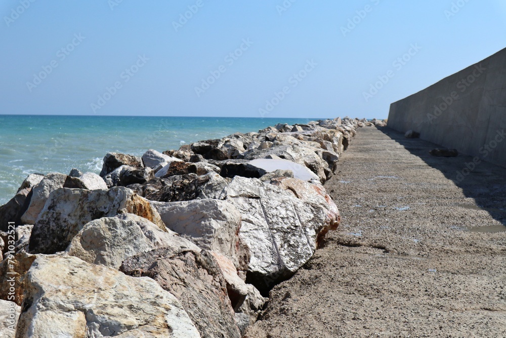 Termoli - Scogliera del molo sopraflutto della Passeggiata del Porto
