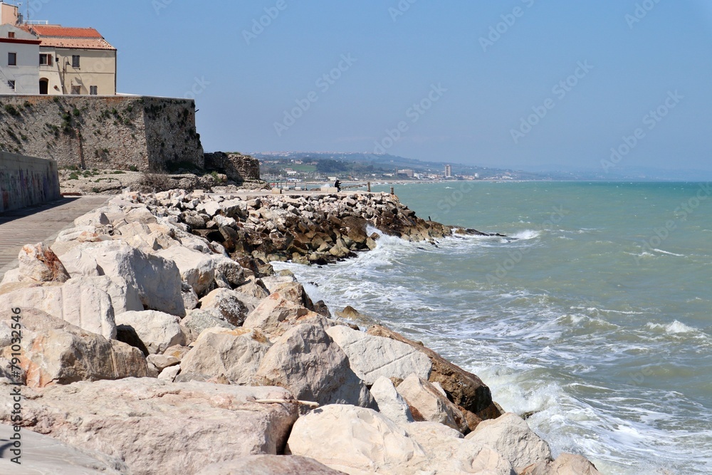 Termoli - Scorcio del borgo dalla scogliera della Passeggiata del Porto