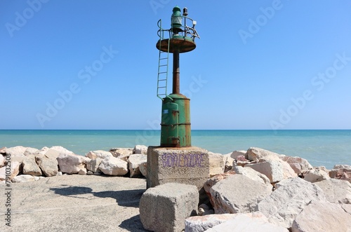 Obraz na płótnie Termoli - Il faro alla punta del molo sopraflutto w salonie