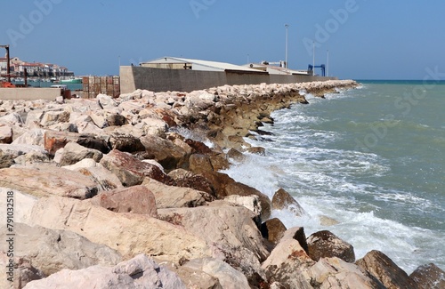Obraz na płótnie Termoli - Scogliera del molo sopraflutto dal faro w salonie