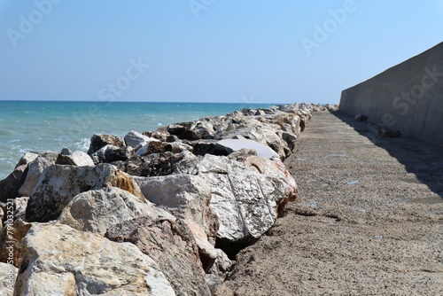 Obraz na płótnie Termoli - Scogliera del molo sopraflutto della Passeggiata del Porto w salonie