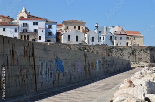 Termoli - Scorcio del borgo antico dalla scogliera della Passeggiata del Porto