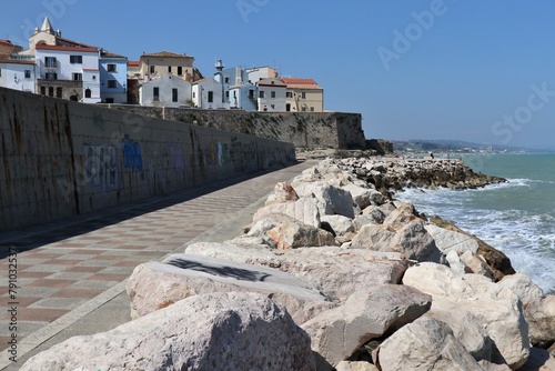 Obraz na płótnie Termoli - Scorcio del borgo antico dalla Passeggiata del Porto w salonie