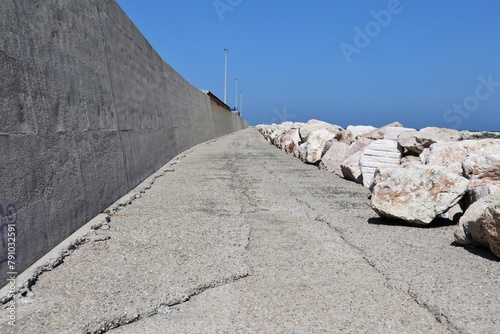 Obraz na płótnie Termoli - Tratto finale della Passeggiata del Porto w salonie