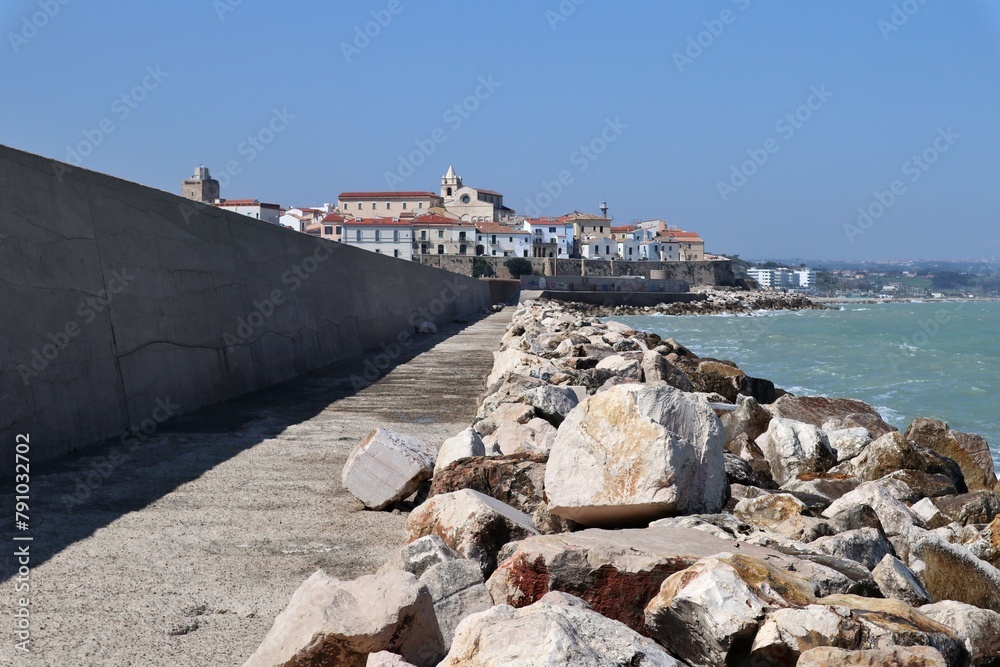 Termoli - Il borgo dalla scogliera del molo sopraflutto