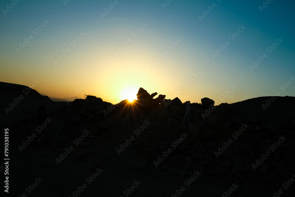 Beautiful silhouette of a mountain desert background - obrazy, fototapety, plakaty 