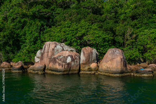 pedras na margem do canal que vem do mar em Florianópolis, Brasil photo