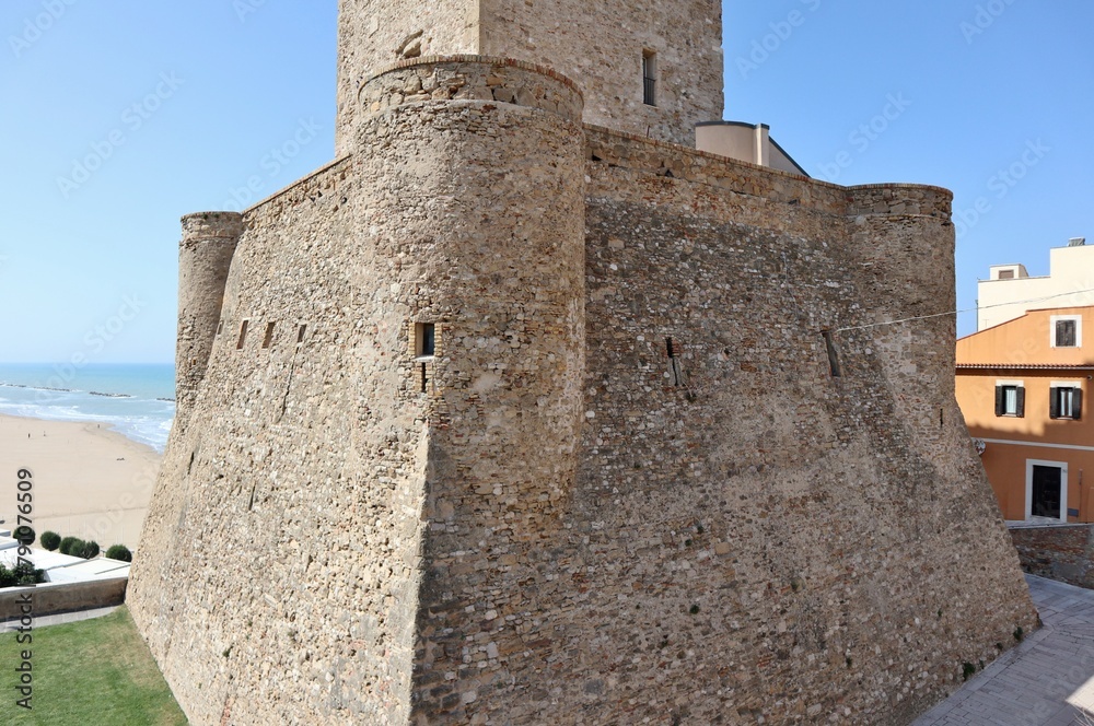 Termoli - Particolare del Castello Svevo da Via dei Bastioni