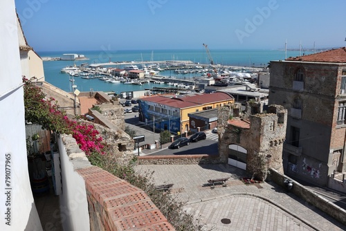 Obraz na płótnie Termoli - Scorcio del porto da Via dei Bastioni w salonie