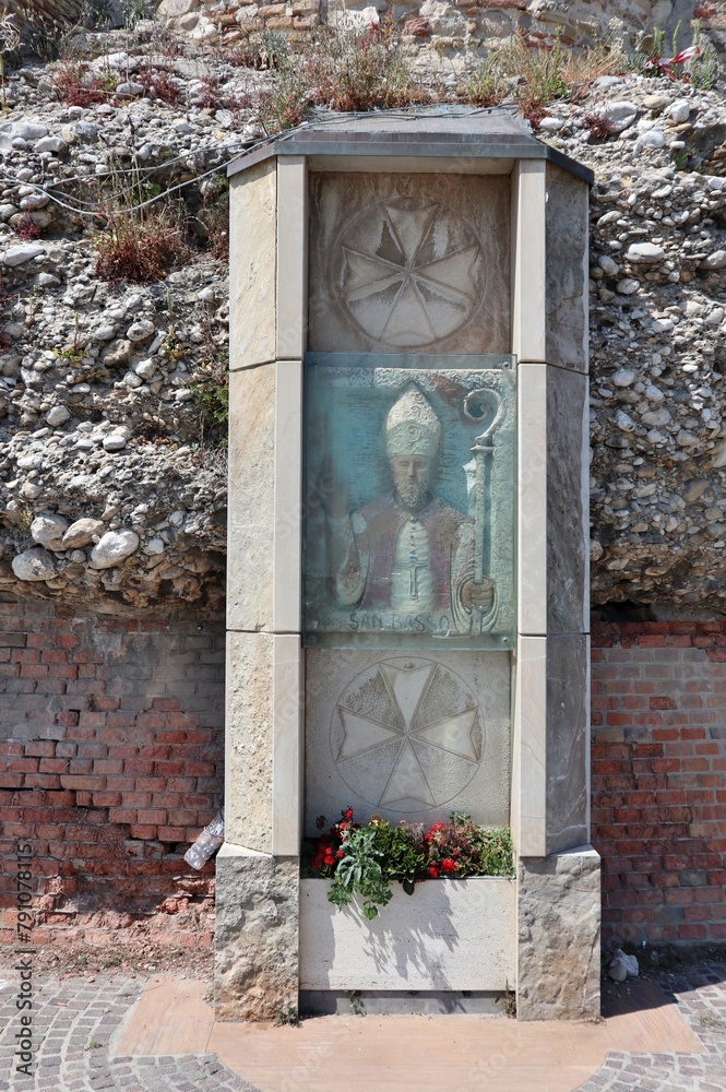 Termoli - Scultura di San Basso presso la Rotonda del porto