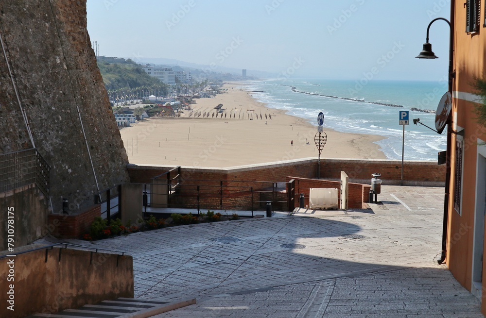Termoli - Spiaggia del Lungomare Colombo da Via Montecastello