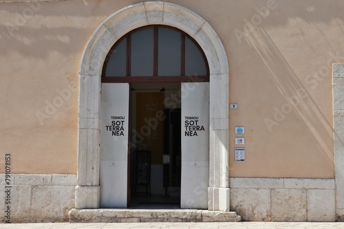 Obraz na płótnie Termoli - Termoli Sotterranea in Piazza Duomo w salonie