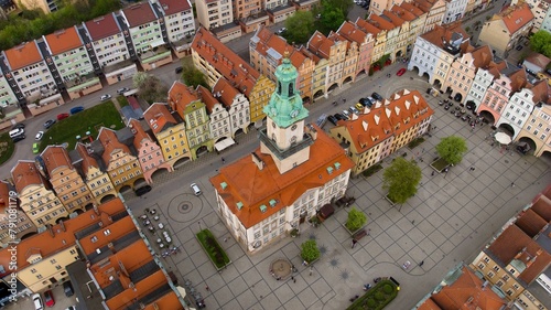 Overhead shot displays Jelenia Góra's lively market square and magnificent 18th-century town hall. © Grzegorz