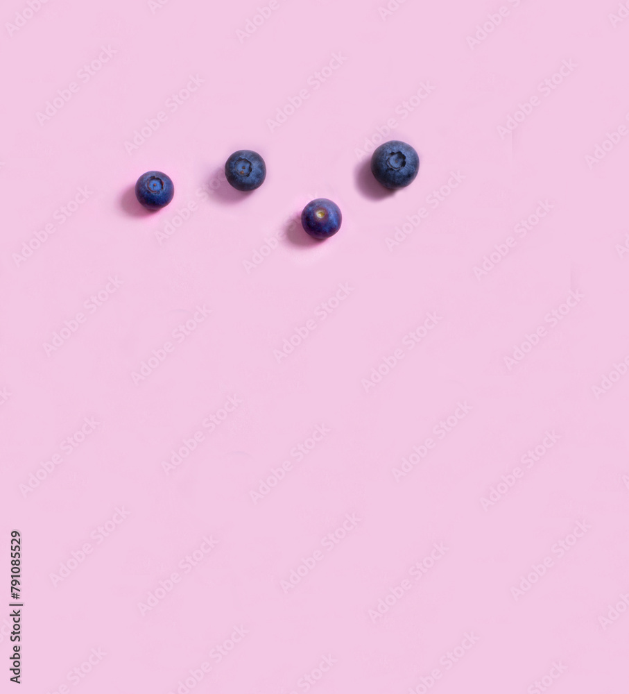 Fototapeta premium blueberries on a pink background