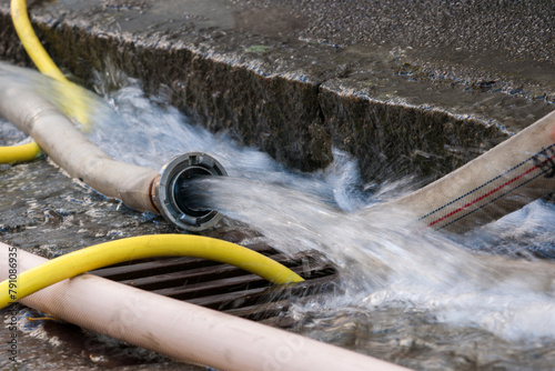 Wasser strömt aus Feuerwehrschlauch photo