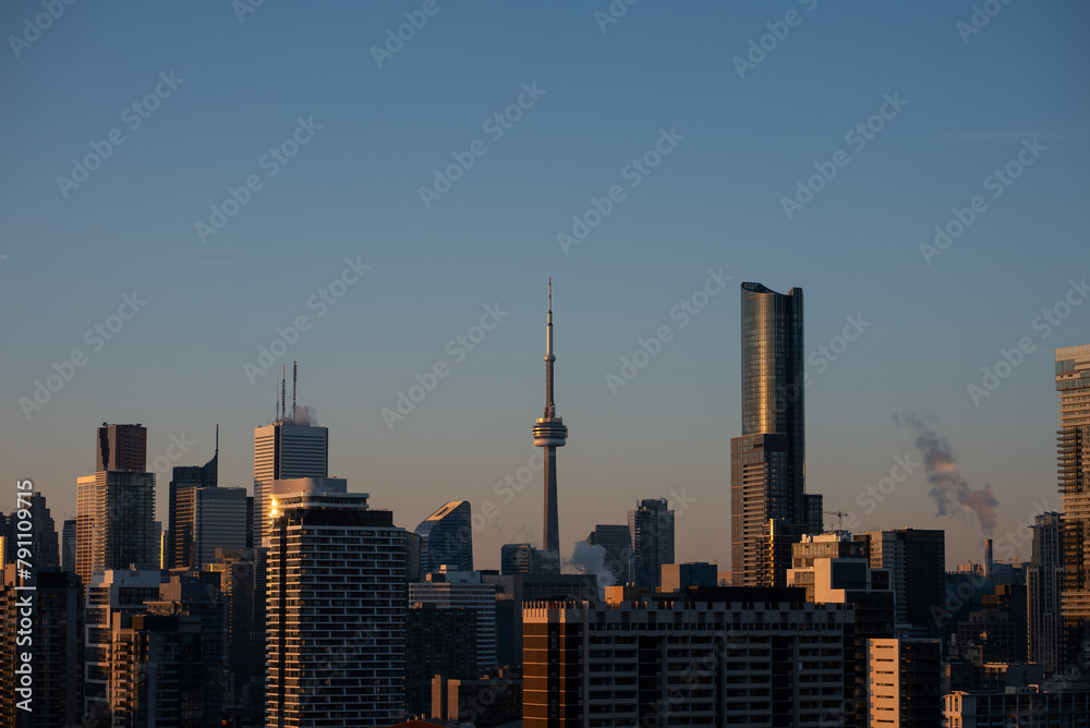 Obraz premium sunset over Toronto city downtown skyline, sunrise over CN Tower and skyscrapers of financial district Canada