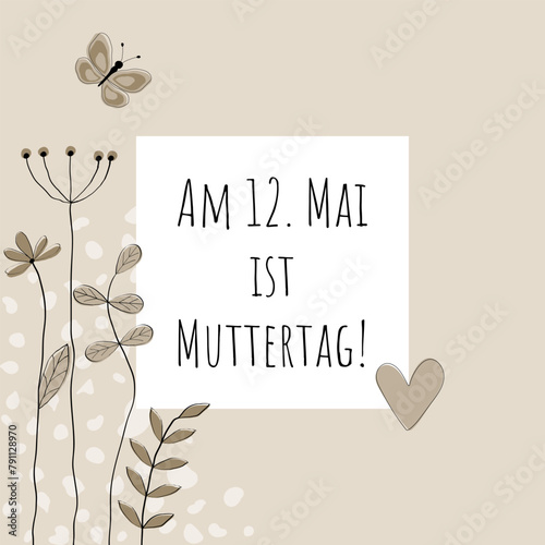 Am 12. Mai ist Muttertag  - Schriftzug in deutscher Sprache. Quadratisches Plakat mit Blumen, Schmetterling und Herz in Sandfarben.