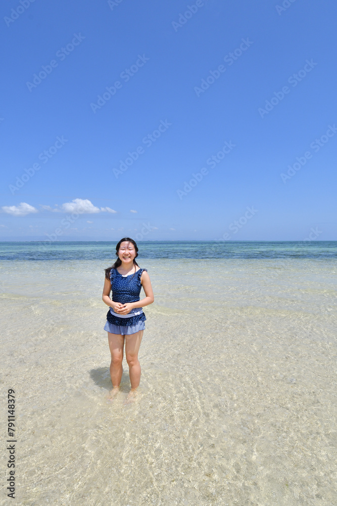 ビーチで遊ぶ女の子（フィリピン、パンダノン島）