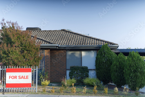 Foto For sale sign Australia generalised, with house in background