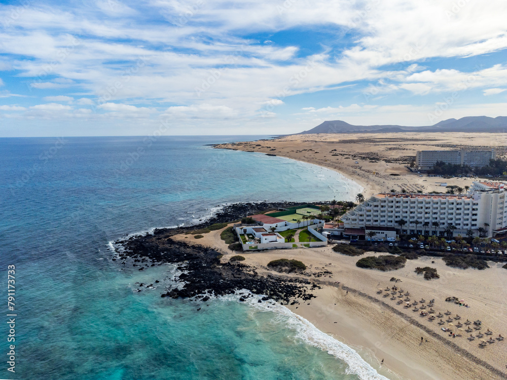 Naklejka premium Caleta del bajo, corralejo grandes playas white sandy beach with blue water near Corralejo touristic town on north of Fuerteventura, Canary islands, Spain