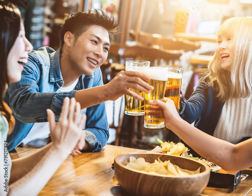 友達同士、ビールで乾杯