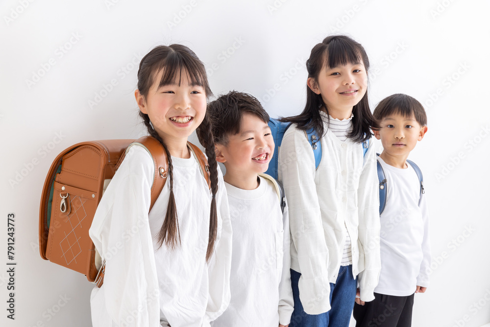 ランドセルを背負った笑顔の小学生