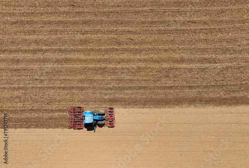 Un tracteur au champ après le labour