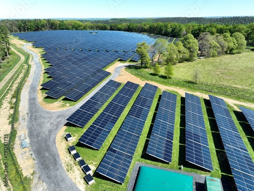 Un champ de panneaux solaires, exploitation d'énergie renouvelable