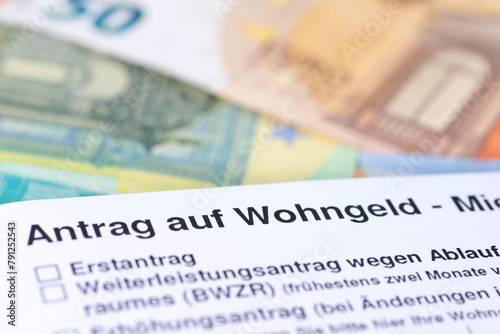 Euro Banknoten und Antrag auf Wohngeld