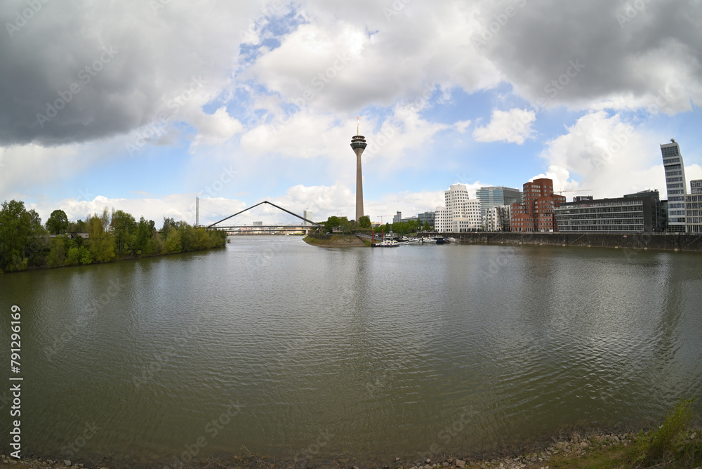 Medienhafen und Rheinturm in Düsseldorf, NRW, Deutschland